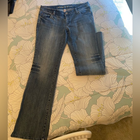 Vintage 2000s jean. Wide tapered leg. - Picture 3 of 6
